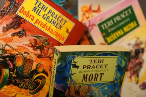 Teri Pračet i knjige: Blesavost i apsurd kao ogledalo društva i ljudske prirode - slika 2