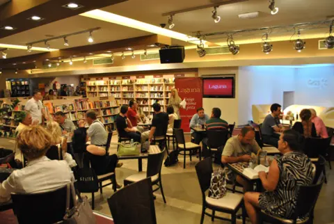 Beograđanima predstavljena knjiga „Do bolesti i natrag“ Marine Furlan - slika 1