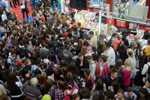 Posetioci Sajma knjiga su dokazali svoju ljubav prema knjizi i poslednjeg dana - slika 3