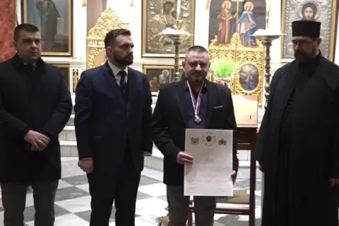 Orden „Krst vožda Đorđa Stratimirovića“ Laguninom piscu Nikoli Maloviću - slika 1