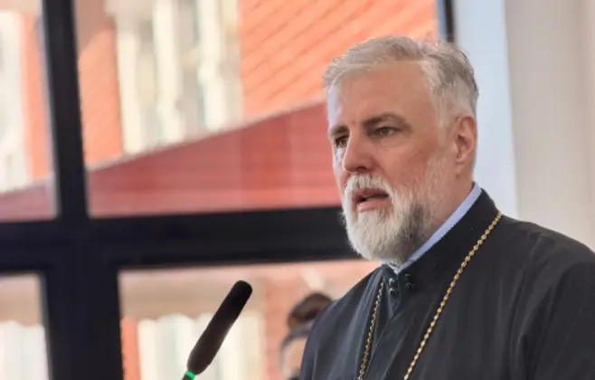 „Pružimo ruku drugome kako bismo izašli iz tame“: vladika Grigorije promovisao knjigu „Jedni drugima potrebni“ u Americi