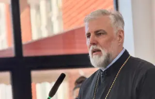 „Pružimo ruku drugome kako bismo izašli iz tame“: vladika Grigorije promovisao knjigu „Jedni drugima potrebni“ u Americi
