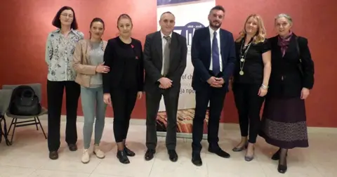 Dva pisca traže lica - slika 2