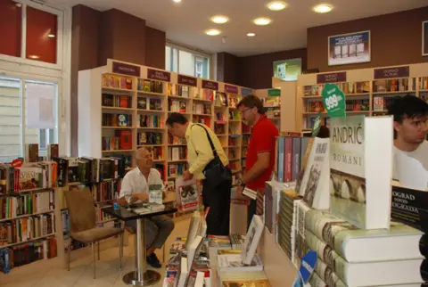 Sa Vanjom Bulićem uspešno proslavljen prvi rođendan knjižare Delfi u Užicu - slika 1