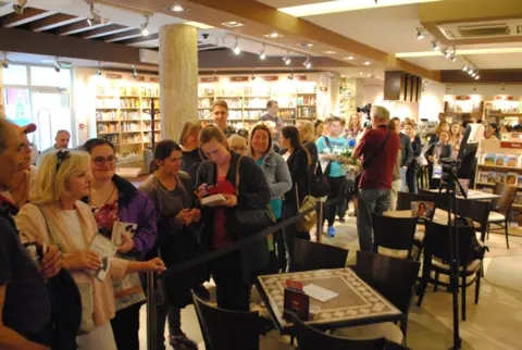 Jelena Bačić Alimpić puna dva sata potpisivala novu knjigu Beograđanima - slika 4