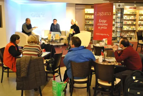 Na Trgu pjesnika u Budvi održano književno veče Nikole Malovića - slika 1