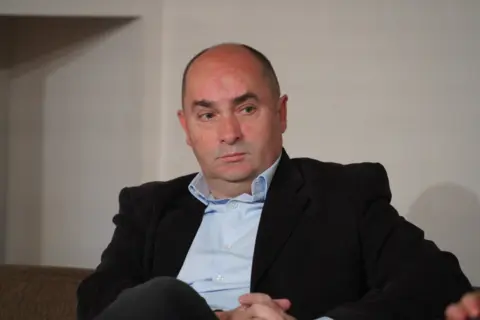 Veče smeha, satire i podsećanja na prave vrednosti – predstavljene knjige Bojana Ljubenovića - slika 1