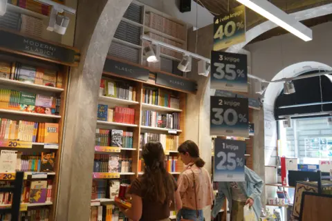 Noć knjige je počela! Promocije novih knjiga Vanje Bulića i Dejana Stojiljkovića! - slika 1