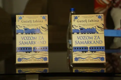Hrabar roman velike ruske književnice – održana tribina Laguninog književnog kluba o knjizi „Vozom za Samarkand“ Guzelj Jahine - slika 2
