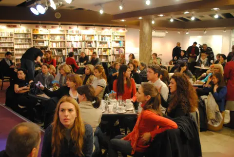 Pred mnogobrojnom publikom sinoć je održana promocija knjige „Bolest kao govor duše“ - slika 3