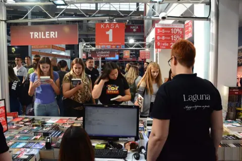 Lagunini pisci na štandu knjižara Delfi - slika 2