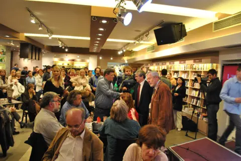 Samo snovi ne stare – poručuje Natalija Dević u svojoj novoj knjizi „Žena sa crnim šeširom“ - slika 1