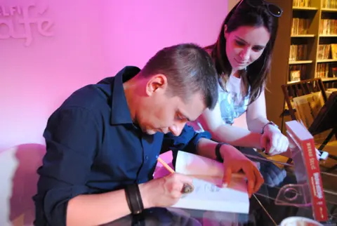 Marko Šelić Marčelo potpisivao knjigu „Higijena nesećanja“ i družio se sa čitaocima - slika 1