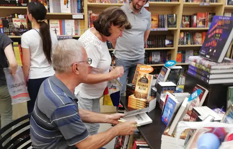 Svečano proslavljen sedmi rođendan knjižare Delfi u Pančevu sa Vanjom Bulićem - slika 4