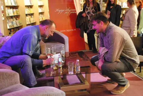 Jelena Bačić Alimpić potpisivala roman „Poslednje proleće u Parizu“ u SKC-u - slika 1