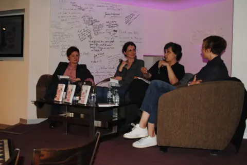 Održana tribina o romanu „Želja da se bude kao svi drugi“ Frančeska Pikola - slika 1