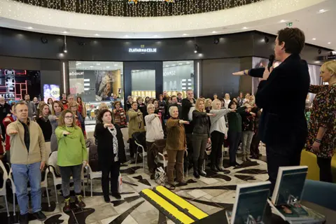 Siniša Ubović promovisao novu knjigu „Jači od bola“ u Big Fashion šoping centru u Beogradu - slika 4