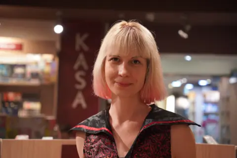 „Živi svoju istinu, makar svi rekli – ova je luda“: predstavljen roman „Svetlo trojstvo“ Marijane Čanak - slika 1