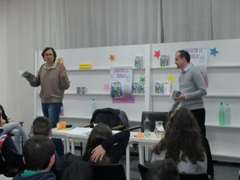 „Urnebesna fizika“ predstavljena osnovcima u Knjaževcu i Boru - slika 1