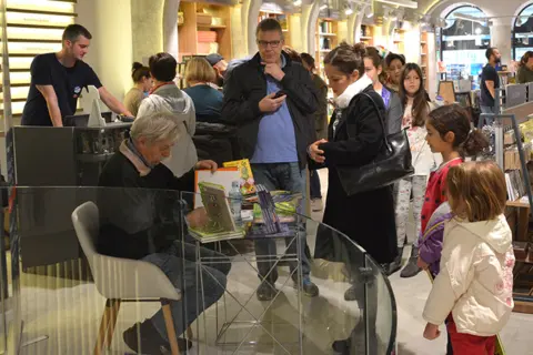 Pisci poželeli dobrodošlicu čitaocima u Delfi knjižari u Knezu - slika 2