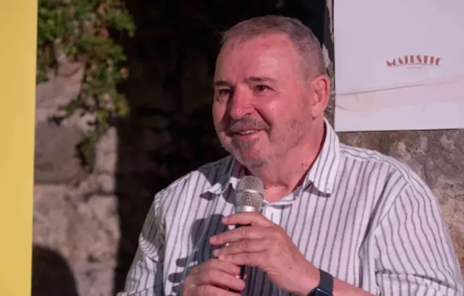 Kada bi me neko pitao šta si ti po zanimanju, ja bih rekao – „pričač“ priča: Održano književno veče Gorana Markovića na Trgu pjesnika u Budvi