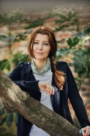 elif-shafak-cleared-for-world-use.-credit-ferhat-elik.-high-res-00232