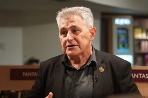 „Usud i život ljudi na granici i oko nje“: Mirko Demić predstavio „Nebesku divanhanu“ u knjižari Delfi SKC - slika 1