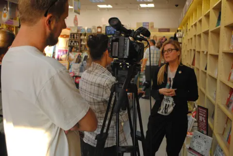 Mimi Vlaović oduševila publiku novim romanom „P.U.T. na prvi pogled“ - slika 1