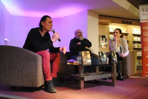 Održana tribina Laguninog književnog kluba o romanu „Došljaci“ Milutina Uskokovića - slika 1