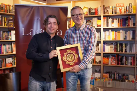 Ekskluzivno u Noći knjige potpisan ugovor za nastavak romana „Duge noći i crne zastave“ - slika 1