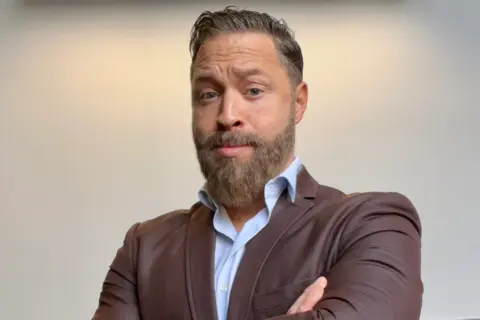 Ali Fenik: „Dr TikTok“ stupa na scenu - slika 1