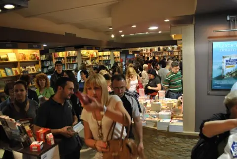 Mimi Vlaović oduševila publiku novim romanom „P.U.T. na prvi pogled“ - slika 1