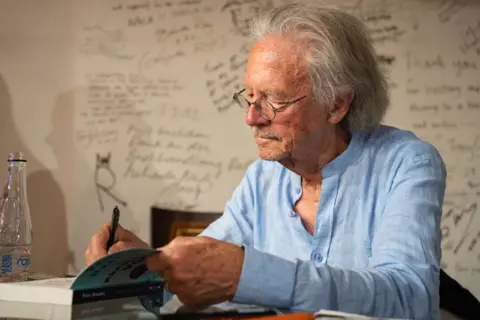 Hiljadu ljudi čekalo na potpis nobelovca Petera Handkea - slika 1