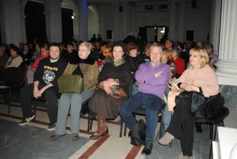 Svečano potpisivanje novog romana Vuka Draškovića „Tamo daleko“ - slika 1