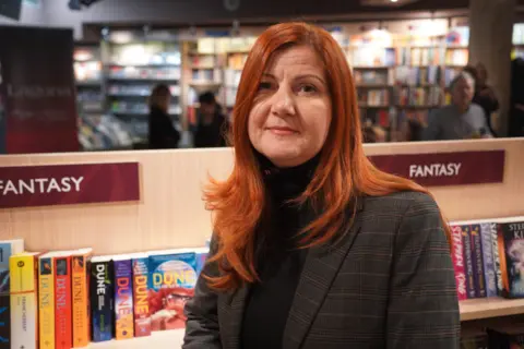 Nasilje koje se generacijski krije pod tepih: održana promocija romana „Duž oštrog noža leti ptica“ Tanje Stupar Trifunović - slika 1