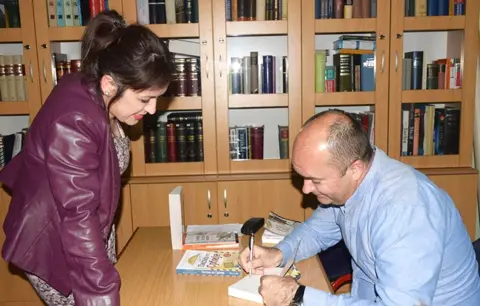 Bojan Ljubenović gostovao u biblioteci u Gornjem Milanovcu - slika 1