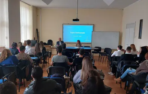 Bojan Ljubenović sa gimnazijalcima o satiri - slika 1