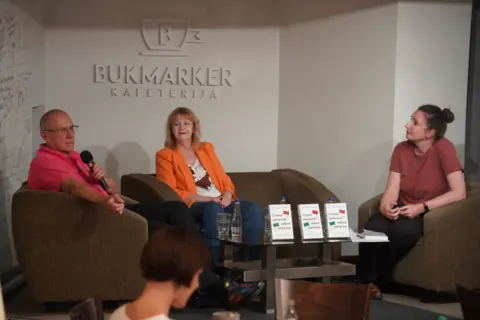 Bez uvijanja aktuelni i praktični saveti kako da prepoznate i izađete iz toksičnih odnosa: Predstavljena knjiga Alija Fenika „Crvene zastavice, zelene zastavice“ - slika 1