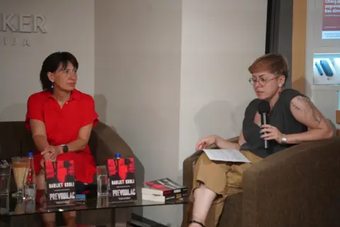 Uzbudljiva priča o političkim previranjima, tajnim službama i borbi za ljubav i umetnost: roman „Prevodilac“ bio tema 125. tribine Laguninog književnog kluba - slika 1