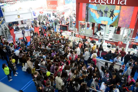 Školarci u jurišu osvajali štandove Sajma knjiga - slika 1