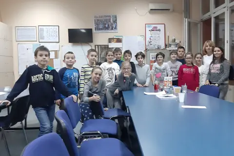 Eksperimenti iz knjige „Urnebesna hemija“ oduševili školarce - slika 1