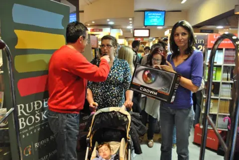 Održana tribina o romanu „Kraj samoće“ - slika 2