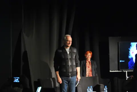 U prepunoj sali Leskovačkog kulturnog centra predstavljen književni rad Lazara Ristovskog - slika 1