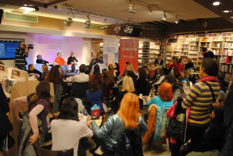 Pred mnogobrojnom publikom sinoć je održana promocija knjige „Bolest kao govor duše“ - slika 2