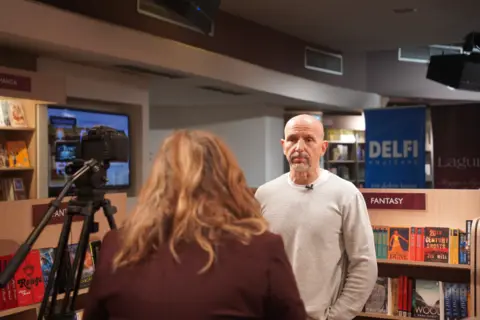 „Lakše je kada se muka podeli sa nekim“: Aleksandar Stanković predstavio novu knjigu „F32“ - slika 1