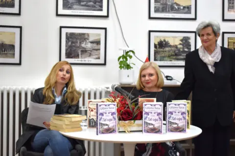 I na jug, i na sever – promocije romana „Zid tajni“ Ljiljane Šarac - slika 1