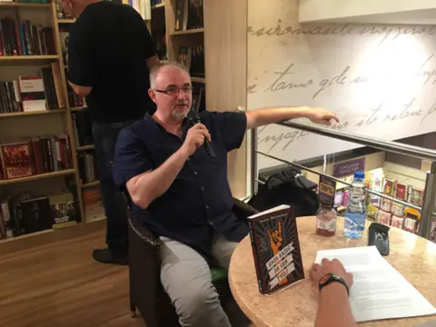 U Beogradu promovisana knjiga „Zašto psujem“ - slika 1