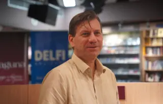 Književnost za decu nas priprema i ojačava za svet koji nas čeka: Dejan Aleksić predstavio knjigu „Džinovi, strašila i Nešto Treće“
