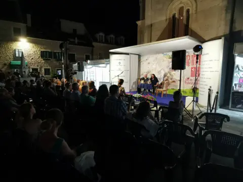 Pisci Vule Žurić i Muharem Bazdulj predstavili se publici u Herceg Novom - slika 1