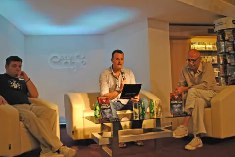 Ljubivoje Ršumović i Dušan Petričić u veseloj atmosferi predstavili „Vidovite priče“ - slika 1